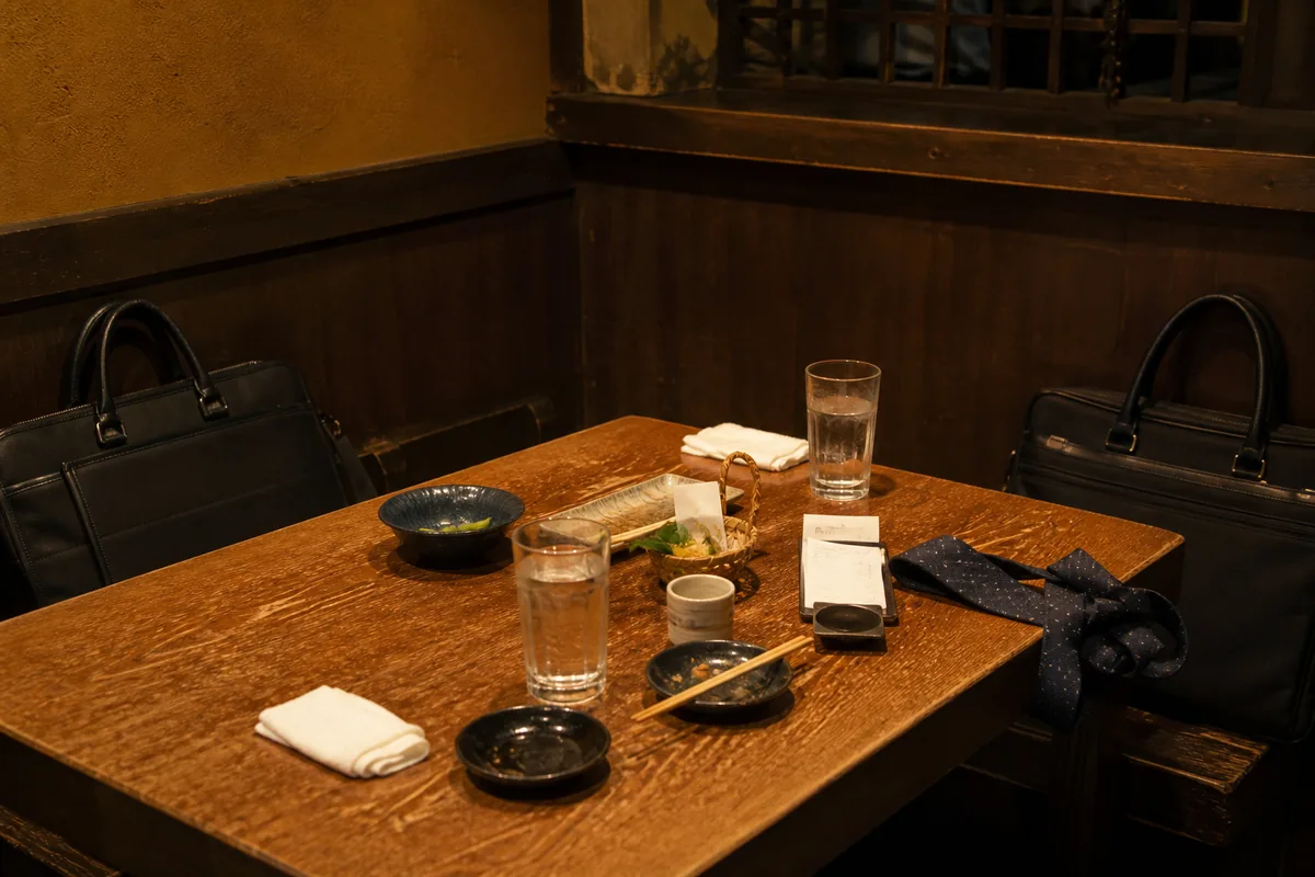 仕事帰りの二人を思わせる居酒屋のテーブル